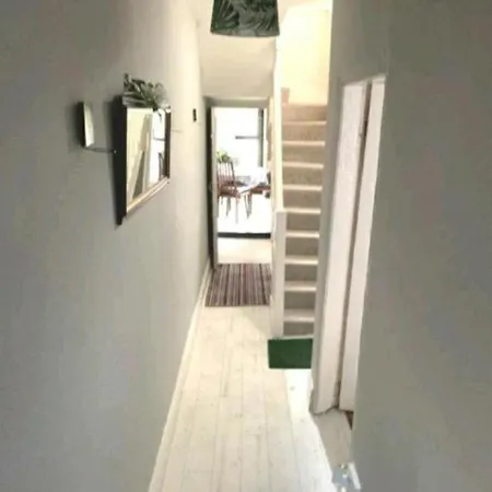 Cosy 3-bedroom Townhouse With Garden Holiday home *