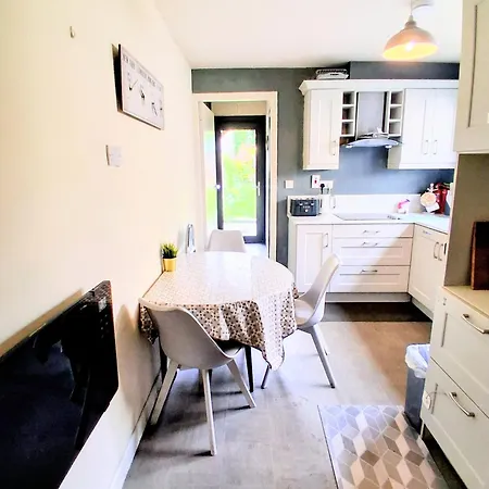 Cosy 3-bedroom Townhouse With Garden *