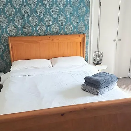 Cosy 3-bedroom Townhouse With Garden *